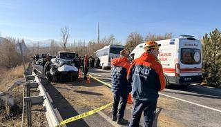 Otomobil ile midib&uuml;s &ccedil;arpıştı: 10 yaralı