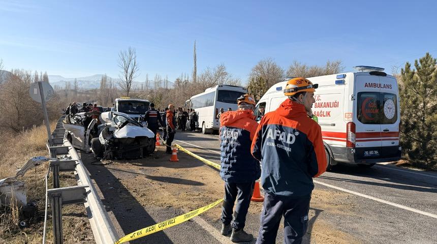 Otomobil ile midib&uuml;s &ccedil;arpıştı: 10 yaralı