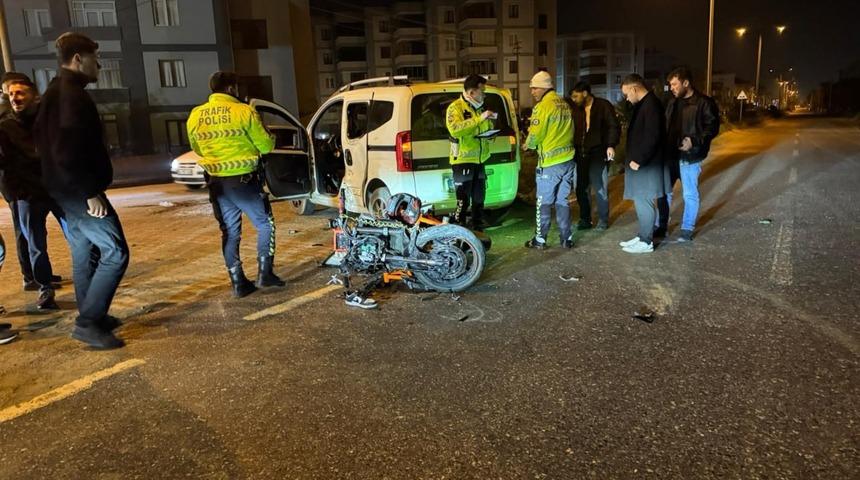 Hafif ticari ara&ccedil;la &ccedil;arpışan motosikletin s&uuml;r&uuml;c&uuml;s&uuml; ağır yaralandı