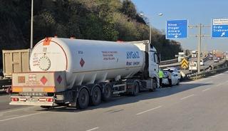 LPG y&uuml;kl&uuml; tanker otomobile &ccedil;arptı, facianın eşiğinden d&ouml;n&uuml;ld&uuml;