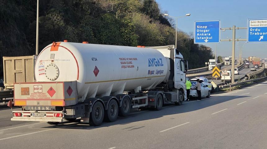 LPG y&uuml;kl&uuml; tanker otomobile &ccedil;arptı, facianın eşiğinden d&ouml;n&uuml;ld&uuml;