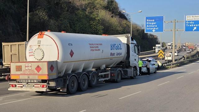 LPG yüklü tanker otomobile çarptı, facianın eşiğinden dönüldü
