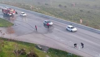 Cam paleti y&uuml;kl&uuml; kamyonetten d&uuml;şen cam par&ccedil;aları trafiği durdurdu