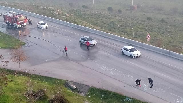 Cam paleti yüklü kamyonetten düşen cam parçaları trafiği durdurdu