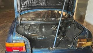 Park halindeyken yanan otomobil kullanılamaz hale geldi