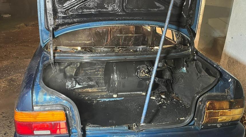 Park halindeyken yanan otomobil kullanılamaz hale geldi