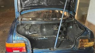 Park halindeyken yanan otomobil kullanılamaz hale geldi