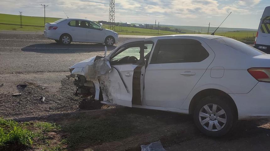 Diyarbakır'da otomobil ile minib&uuml;s &ccedil;arpıştı: 7 yaralı