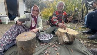 Topladıkları kozalakları kızgın ateşte saatlerce kaynatarak şifa deposuna d&ouml;n&uuml;şt&uuml;r&uuml;yorlar