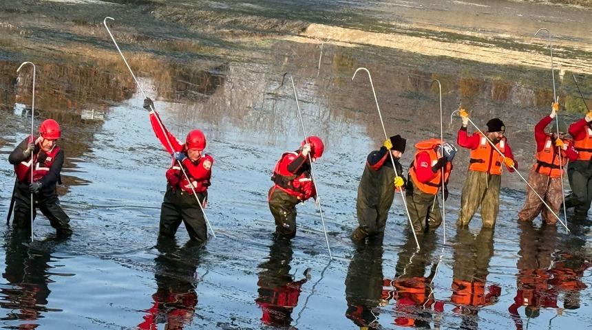 Eskişehir'de 4 g&uuml;nd&uuml;r kayıp &ouml;ğretmen i&ccedil;in suda arama &ccedil;alışmaları başlatıldı