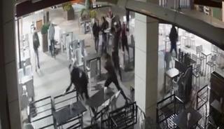 Baba-oğul dehşet sa&ccedil;tı! 3 arkadaşı bı&ccedil;ak ve palayla yaraladı