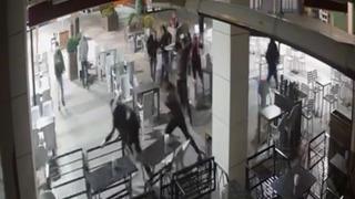 Baba-oğul dehşet saçtı! 3 arkadaşı bıçak ve palayla yaraladı