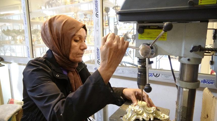 Eşinden &ouml;ğrendi, d&ouml;k&uuml;m&uuml; sanat eserine d&ouml;n&uuml;şt&uuml;r&uuml;yor