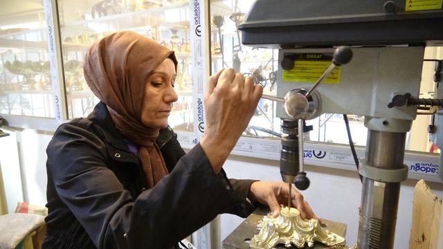 Eşinden öğrendi, dökümü sanat eserine dönüştürüyor