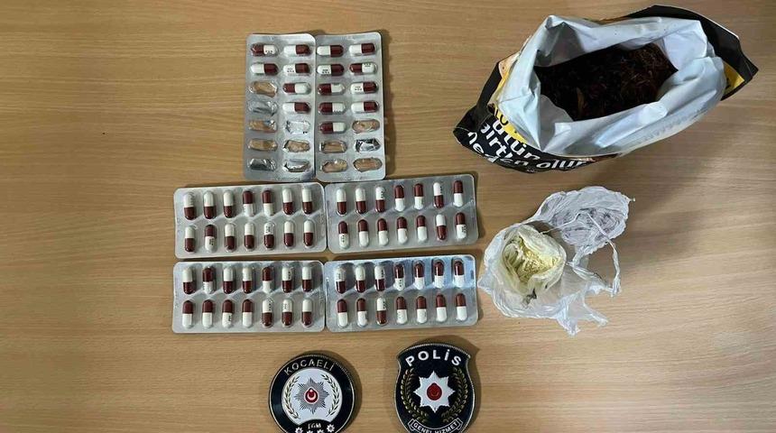3 kişinin &uuml;st&uuml;nde 71 sentetik ecza hap ele ge&ccedil;irildi