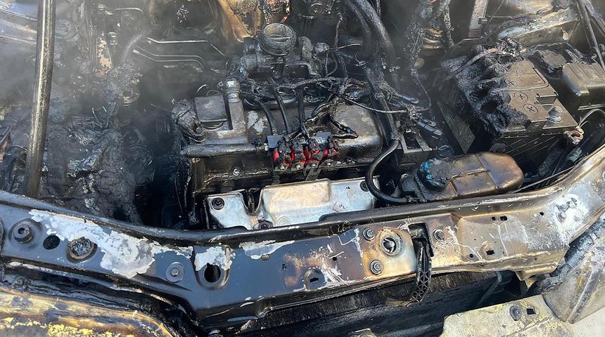 Kars'ta seyir halindeki otomobil alev aldı