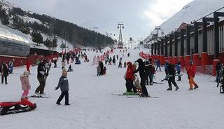 Paland&ouml;ken Kayak Merkezi'nde hafta sonu yoğunluğu yaşanıyor