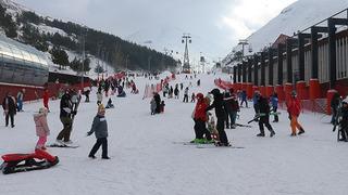Palandöken Kayak Merkezi'nde hafta sonu yoğunluğu yaşanıyor