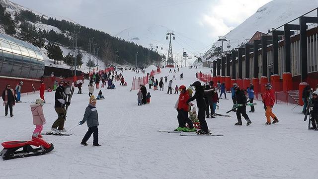 Palandöken Kayak Merkezi'nde hafta sonu yoğunluğu yaşanıyor