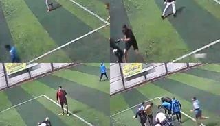 Yer: Kahramanmaraş! Bir anda sahanın ortasına yığıldı: &Ouml;l&uuml;m anı kamerada!