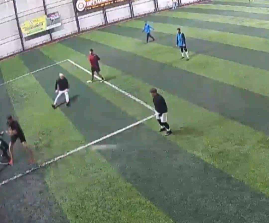 Yer: Kahramanmaraş! Bir anda sahanın ortasına yığıldı: Ölüm anı kamerada! 1