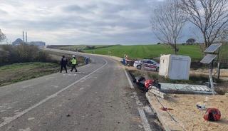 Tekirdağ'da motosiklet, yol kenarındaki tel &ccedil;ite &ccedil;arptı; 1 &ouml;l&uuml;, 1 yaralı