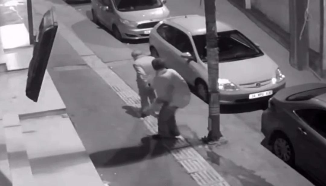 Esenyurt ta gen&ccedil; kadın, yaşlı adamı &ouml;ld&uuml;resiye d&ouml;vd&uuml;, kanlar i&ccedil;inde bıraktı! 1