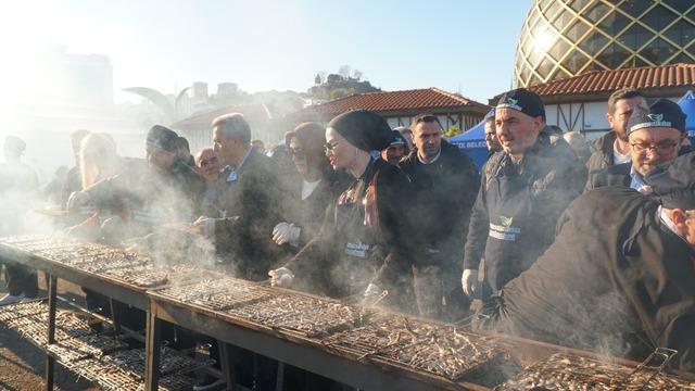 Festivalde 2 saatte 2 ton hamsi tüketildi