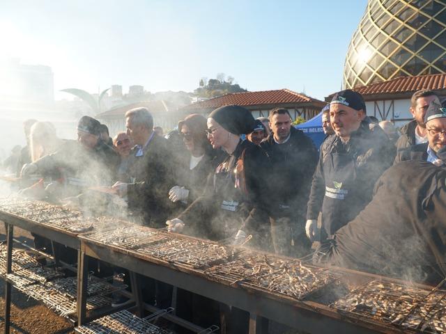 Festivalde 2 saatte 2 ton hamsi t&uuml;ketildi