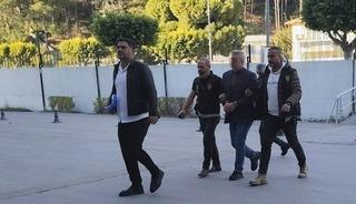 Antalya'da sahibi olduğu markette tartıştığı 2 kişiyi &ouml;ld&uuml;ren cinayet zanlısı adliyeye sevk edildi