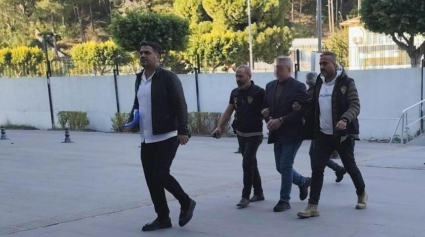 Antalya'da sahibi olduğu markette tartıştığı 2 kişiyi &ouml;ld&uuml;ren cinayet zanlısı adliyeye sevk edildi