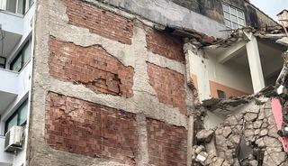 Bal&ccedil;ova&rsquo;da kentsel d&ouml;n&uuml;ş&uuml;m yıkımı: Komşu binada hasar oluştu