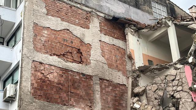 Balçova’da kentsel dönüşüm yıkımı: Komşu binada hasar oluştu