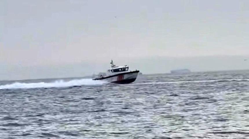 &Ccedil;eşme a&ccedil;ıklarında m&uuml;lteci hareketliliği: Sahil G&uuml;venlik m&uuml;lteci botunu takip etti