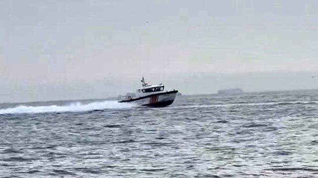 Çeşme açıklarında mülteci hareketliliği: Sahil Güvenlik mülteci botunu takip etti