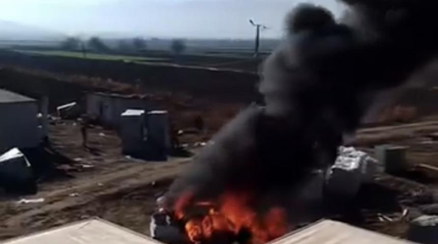 Elazığ&rsquo;da park halindeki ara&ccedil; alev alev yandı