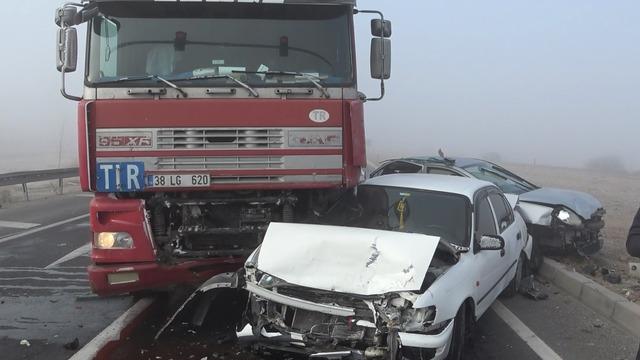 Aksaray'da 5 araçlı zincirleme 'sis' kazası: 1 yaralı