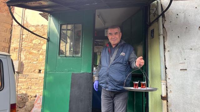 50 yıllık çay ocağında baba mesleğini sürdürüyor