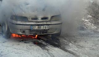 Kars&rsquo;ta park halindeki otomobil alevlere teslim oldu