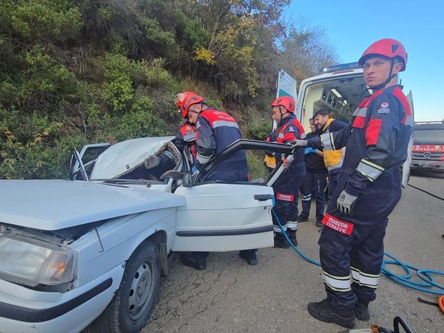 Seyir halindeki otomobilin &uuml;zerine kaya d&uuml;şt&uuml;; 5 yaralı