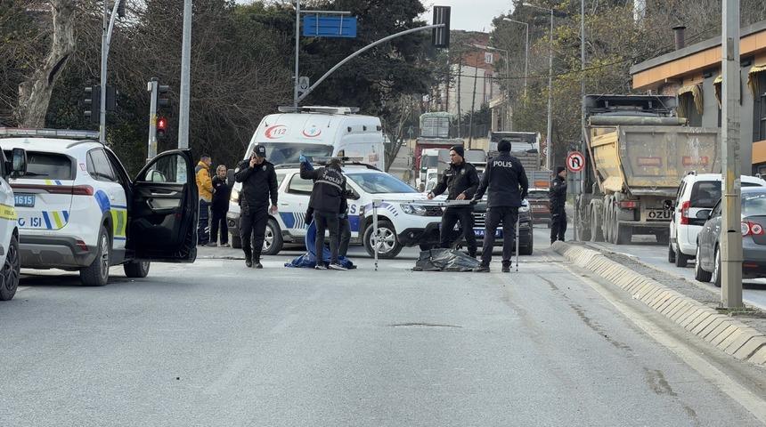 Arnavutk&ouml;y&rsquo;de hafriyat kamyonunun &ccedil;arptığı yaşlı adam olay yerinde hayatını kaybetti