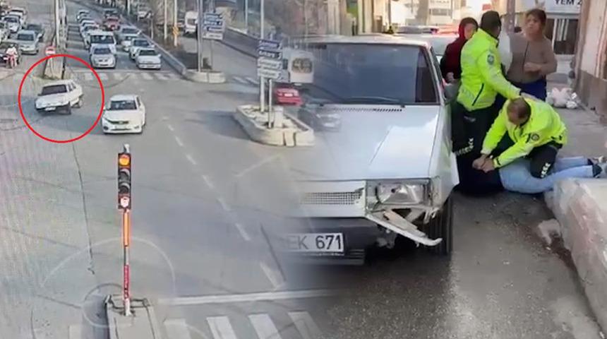 Ehliyetsiz s&uuml;r&uuml;c&uuml; ortalığı birbirine kattı! Polisi alarmı ge&ccedil;irdi, ara&ccedil;lara &ccedil;arpa &ccedil;arpa ilerledi