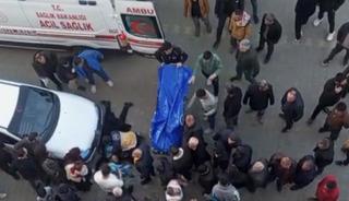 Yol ortasında eşini bı&ccedil;aklayarak &ouml;ld&uuml;rd&uuml;