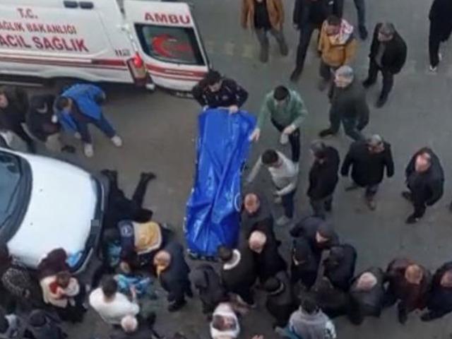 Yol ortasında eşini bı&ccedil;aklayarak &ouml;ld&uuml;rd&uuml;