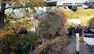 Su borusu patladı, otomobili bah&ccedil;eye s&uuml;r&uuml;kledi!