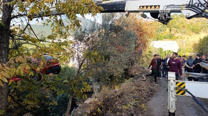 Patlayan su borusu yolda g&ouml;&ccedil;&uuml;ğe neden oldu; taşan su ise otomobili bah&ccedil;eye s&uuml;r&uuml;kledi
