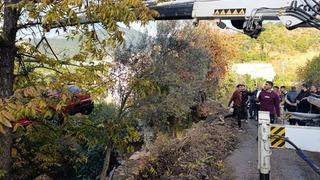 Patlayan su borusu yolda göçüğe neden oldu; taşan su ise otomobili bahçeye sürükledi