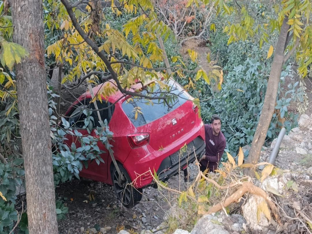 Patlayan su borusu yolda g&ouml;&ccedil;&uuml;ğe neden oldu; taşan su ise otomobili bah&ccedil;eye s&uuml;r&uuml;kledi 1