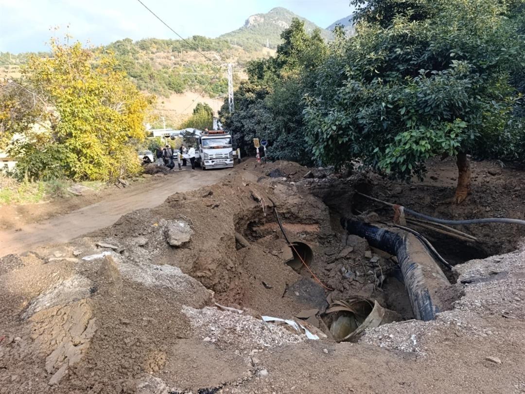 Patlayan su borusu yolda g&ouml;&ccedil;&uuml;ğe neden oldu; taşan su ise otomobili bah&ccedil;eye s&uuml;r&uuml;kledi 2