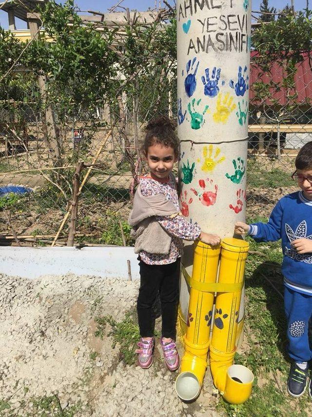 Minik öğrencilerden hayvanlar için yemek alanı